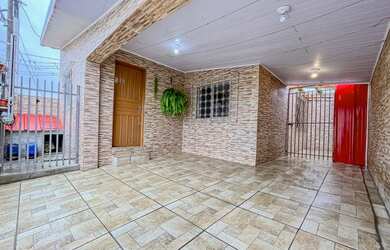 Imagem: A casa possui 3 Dormitórios, 1 Banheiro, 2 Vagas na garagem