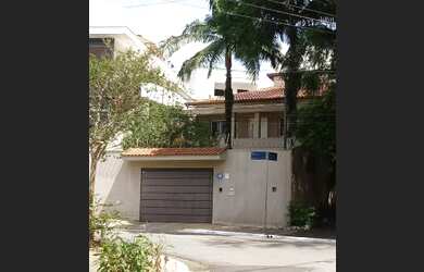 Imagem: A casa possui 4 Dormitórios, 4 Banheiros, 5 Vagas na garagem