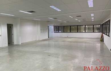 Imagem: O depósito possui 4 Vagas na garagem, 175m² de Área e está