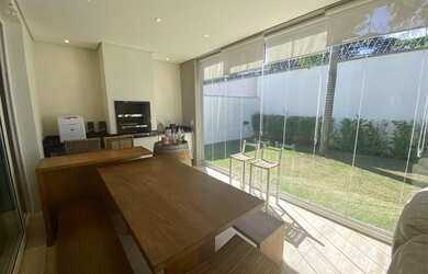 Imagem: A casa em condomínio possui 4 Dormitórios, 5 Banheiros, 3