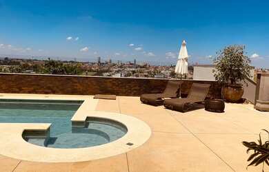 Imagem: A casa possui 5 Dormitórios, 5 Banheiros, 4 Vagas na garagem