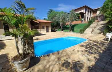 Imagem: A casa em condomínio possui 5 Dormitórios, 5 Banheiros, 460m²