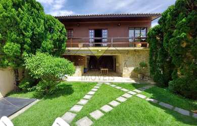 Imagem: A casa possui 5 Dormitórios, 1 Banheiro, 5 Vagas na garagem