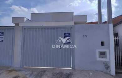 Imagem: A casa possui 3 Dormitórios, 1 Banheiro, 2 Vagas na garagem