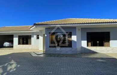 Imagem: A casa possui 4 Dormitórios, 2 Banheiros, 2 Vagas na garagem