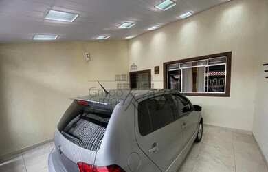 Imagem: A casa possui 3 Dormitórios, 3 Banheiros, 2 Vagas na garagem