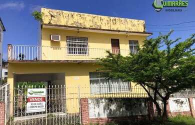 Imagem: A casa possui 3 Dormitórios, 3 Banheiros, 4 Vagas na garagem