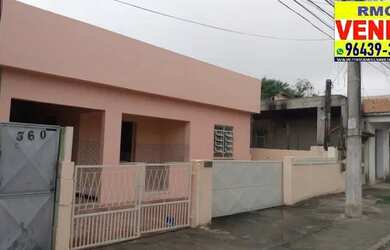 Imagem: A casa possui 3 Dormitórios, 1 Banheiro, 2 Vagas na garagem