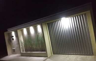 Imagem: A casa possui 2 Dormitórios, 2 Banheiros, 3 Vagas na garagem