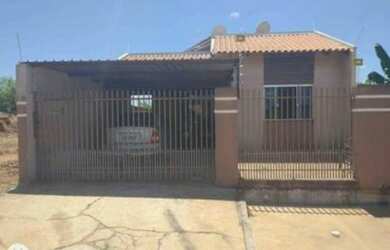 Imagem: A casa possui 3 Dormitórios, 2 Banheiros, 1 Vaga na garagem