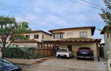 Imagem: A casa em condomínio possui 4 Dormitórios, 5 Banheiros, 4