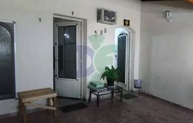 Imagem: A casa possui 3 Dormitórios, 1 Banheiro, 2 Vagas na garagem