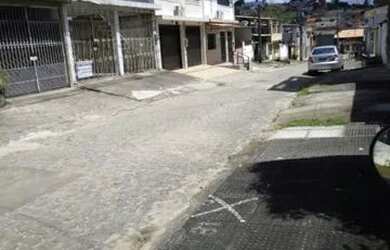 Imagem: A casa possui 5 Dormitórios, 2 Banheiros, 2 Vagas na garagem