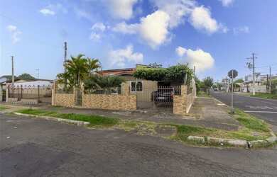 Imagem: A casa possui 4 Dormitórios, 1 Banheiro, 4 Vagas na garagem