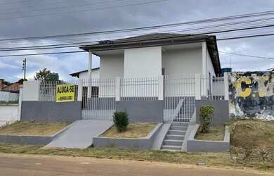 Imagem: A casa possui 5 Dormitórios, 3 Banheiros e Ar-condicionado