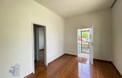 Imagem: A casa possui 1 Dormitório, 1 Banheiro, 1 Vaga na garagem