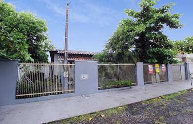 Imagem: A casa possui 3 Dormitórios, 1 Banheiro, 2 Vagas na garagem