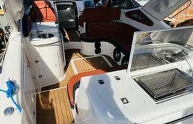 Imagem 4: Lancha Phanton geminado por fundos pra lago em balneário barra do sul