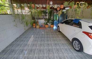 Imagem: A casa possui 3 Dormitórios, 3 Banheiros, 4 Vagas na garagem