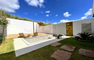 Imagem: A casa possui 3 Dormitórios, 4 Banheiros, 3 Vagas na garagem