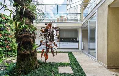 Imagem: A casa possui 4 Dormitórios, 5 Banheiros, 4 Vagas na garagem