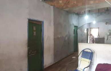 Imagem: A casa possui 3 Dormitórios, 2 Banheiros, 1 Vaga na garagem