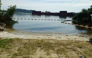 Imagem 1: Galpão frente a rod. Niterói/Manilha fundo pra baia de Guanabara