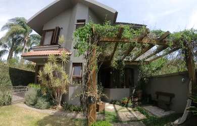 Imagem: A casa possui 4 Dormitórios, 1 Banheiro, 303m² de Área e