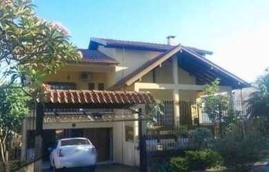 Imagem: A casa possui 2 Dormitórios, 4 Banheiros, 2 Vagas na garagem