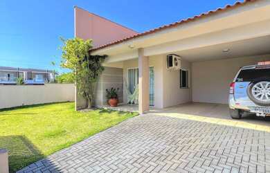 Imagem: A casa possui 3 Dormitórios, 2 Banheiros, 2 Vagas na garagem