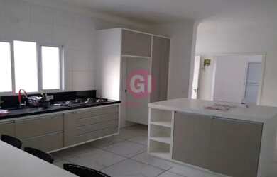 Imagem: A casa possui 4 Dormitórios, 3 Banheiros, 5 Vagas na garagem