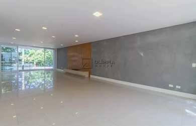 Imagem: A casa possui 4 Dormitórios, 5 Banheiros, 4 Vagas na garagem