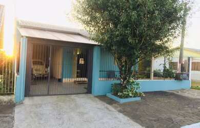 Imagem: A casa possui 3 Dormitórios, 2 Banheiros, 1 Vaga na garagem