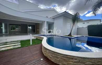 Imagem: A casa em condomínio possui 4 Dormitórios, 2 Banheiros, 3