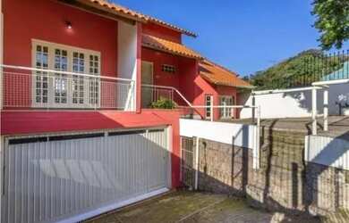 Imagem: A casa possui 3 Dormitórios, 1 Banheiro, 3 Vagas na garagem