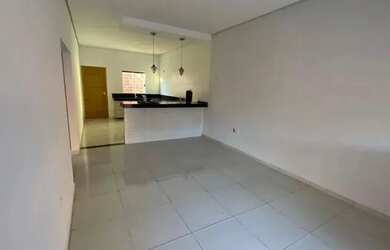 Imagem: A casa possui 2 Dormitórios, 2 Banheiros, 2 Vagas na garagem