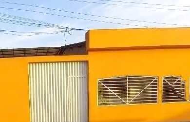 Imagem: A casa possui 2 Dormitórios, 1 Banheiro, 220m² de Área e