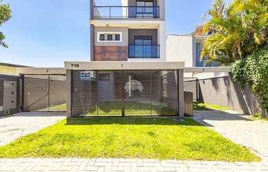 Imagem: A casa possui 3 Dormitórios, 3 Banheiros, 2 Vagas na garagem