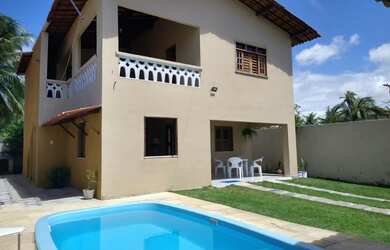 Imagem: A casa possui 4 Dormitórios, Acomodam 15 pessoas, 2 Vagas na