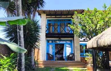 Imagem: A casa possui 3 Dormitórios, Acomodam 8 pessoas, 2 Vagas na