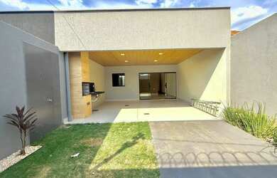 Imagem: A casa possui 3 Dormitórios, 2 Banheiros, 2 Vagas na garagem