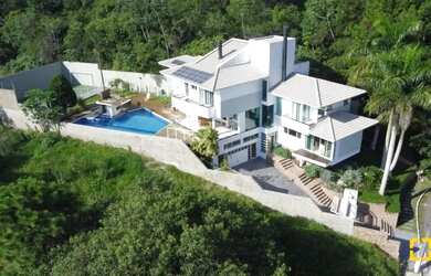 Imagem: A casa possui 4 Dormitórios, 4 Banheiros, 2 Vagas na garagem