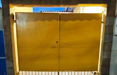 Imagem: A casa possui 2 Dormitórios, 1 Banheiro, 2 Vagas na garagem