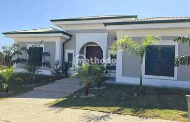 Imagem: A casa possui 4 Dormitórios, 5 Banheiros, 5 Vagas na garagem