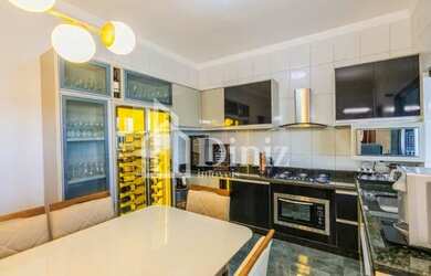 Imagem: A casa possui 3 Dormitórios, 2 Banheiros, 4 Vagas na garagem