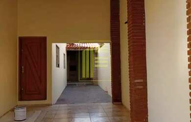 Imagem: A casa possui 3 Dormitórios, 2 Banheiros, 2 Vagas na garagem