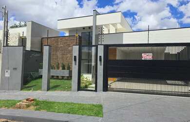 Imagem: A casa possui 3 Dormitórios, 3 Banheiros, 2 Vagas na garagem