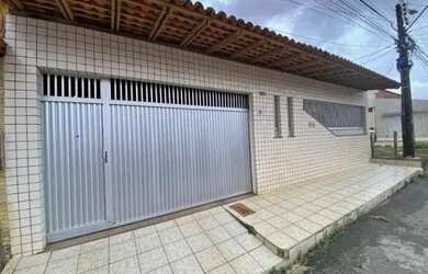 Imagem: A casa possui 2 Dormitórios, 1 Banheiro, 1 Vaga na garagem
