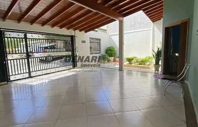 Imagem: A casa possui 3 Dormitórios, 3 Banheiros, 2 Vagas na garagem