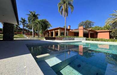 Imagem: A casa em condomínio possui 5 Dormitórios, 5 Banheiros, 4